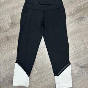 Daisy Fuentes Black Athletic Capri with White at bottom